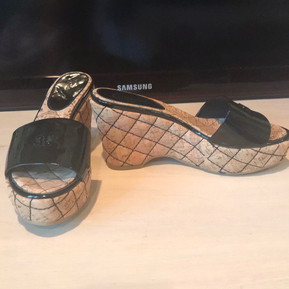 Chanel black 38 slide wedge patent leather sandals